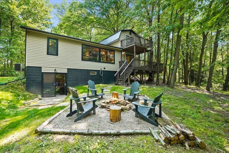 Photo of Notestone Cabin and its outdoor fire pit.